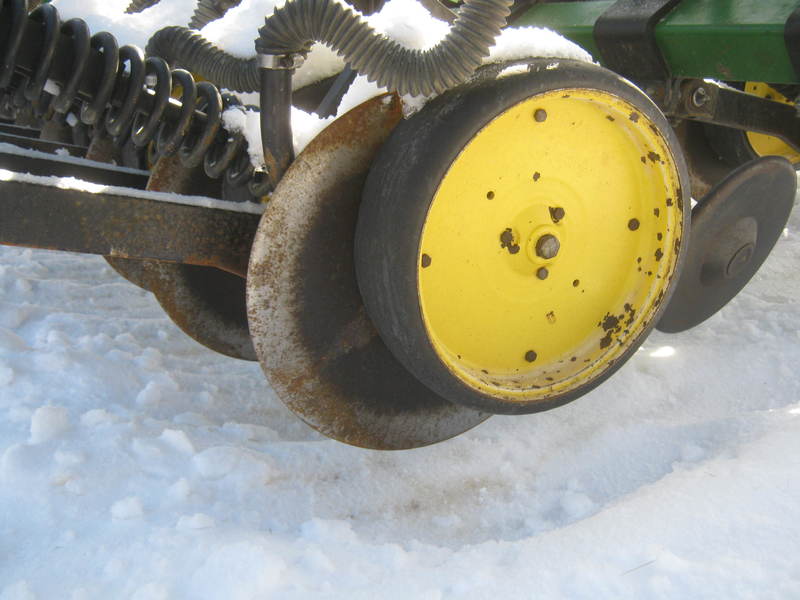 Planting Equipment  John Deere 750 No-Till Drill  Photo